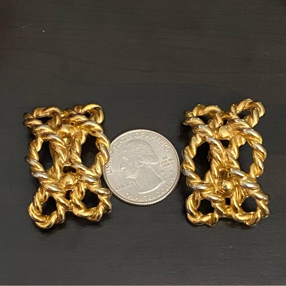Vintage UnSigned Gold-Tone Twisted Rope Clip On Earrings - Picture 6 of 12